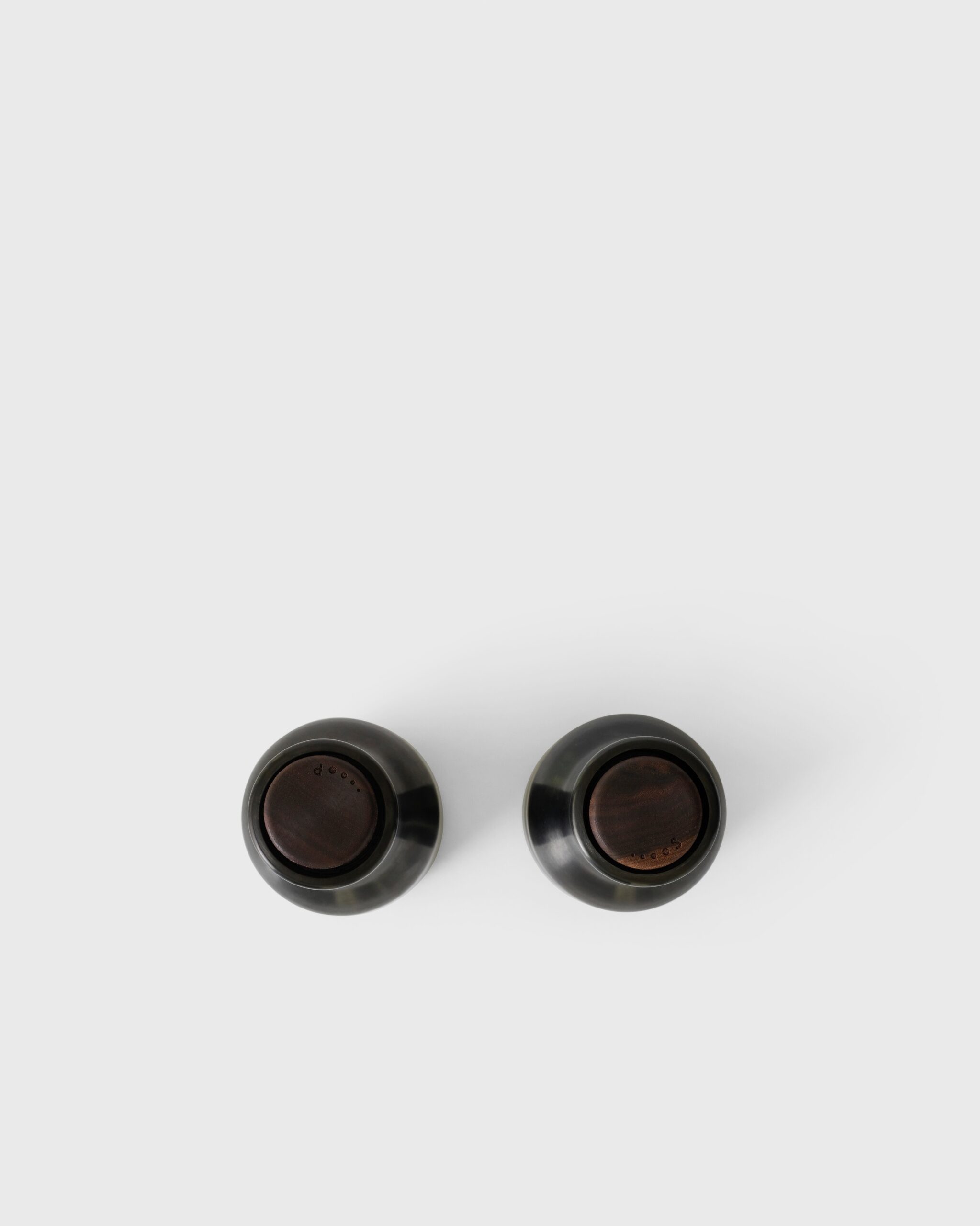 Audo_Copenhagen_BottleGrinder_BronzedBrass_WalnutLid_Top